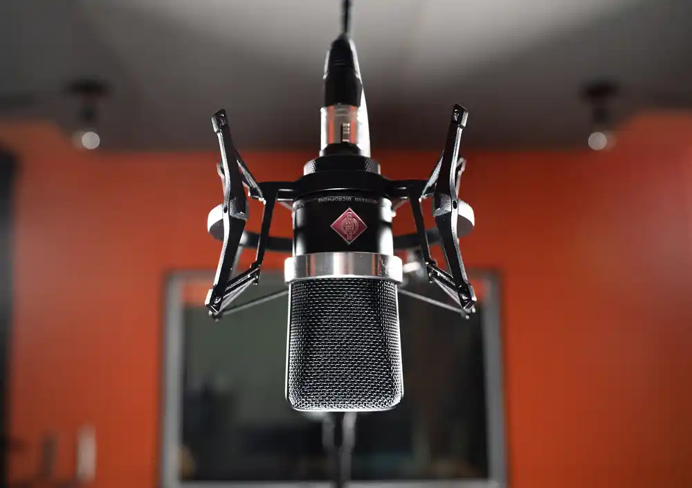 Zbliżenie na mikrofon studyjny z filtrem pop w studiu Soundsitive