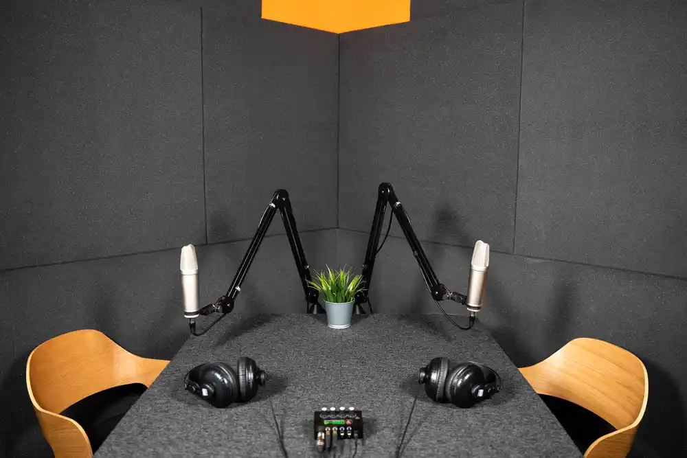 Nowoczesne stanowisko do nagrywania podcastów w Soundsitive Studio
